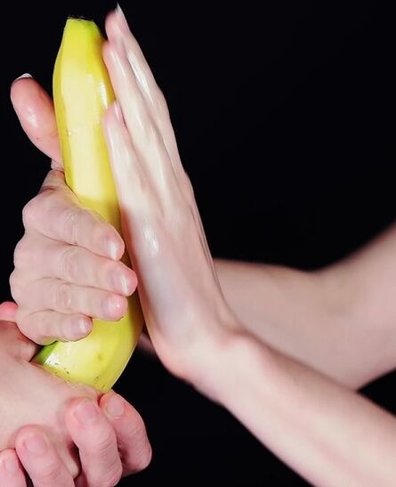 Massagem para aumentar um membro usando um exemplo de banana