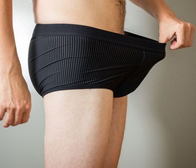 um homem olha para a calcinha após uma cirurgia de aumento do pênis